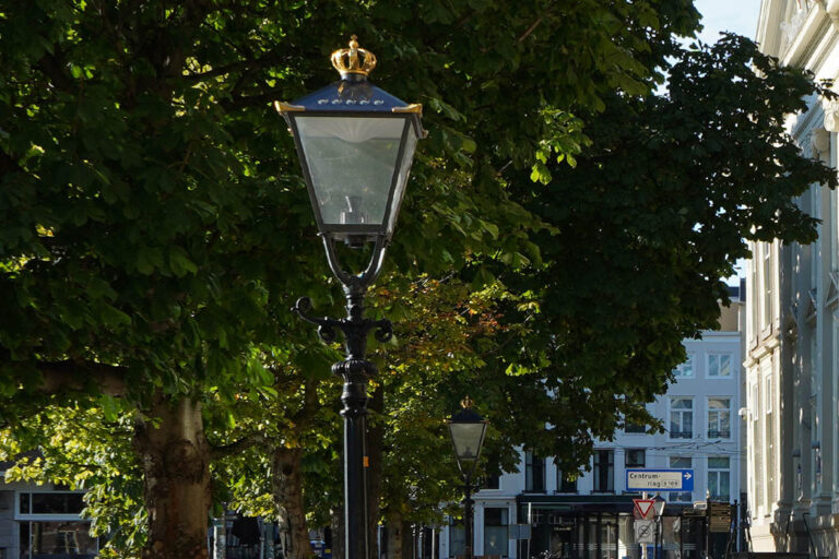 Straßenlaterne mit Kronendekor