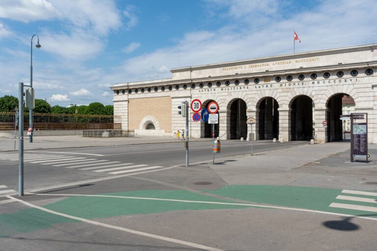 Radweg vor dem Burgtor