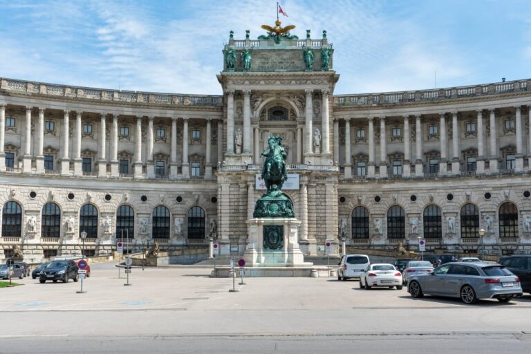 Denkmal vor der Neuen Hofburg in Wien