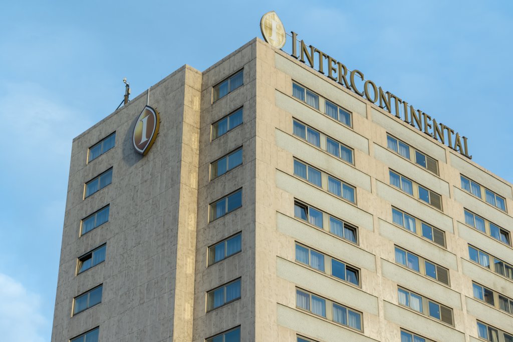 Schriftzug "Hotel Intercontinental" und Logos auf dem Dach eines Gebäudes in 1030 Wien