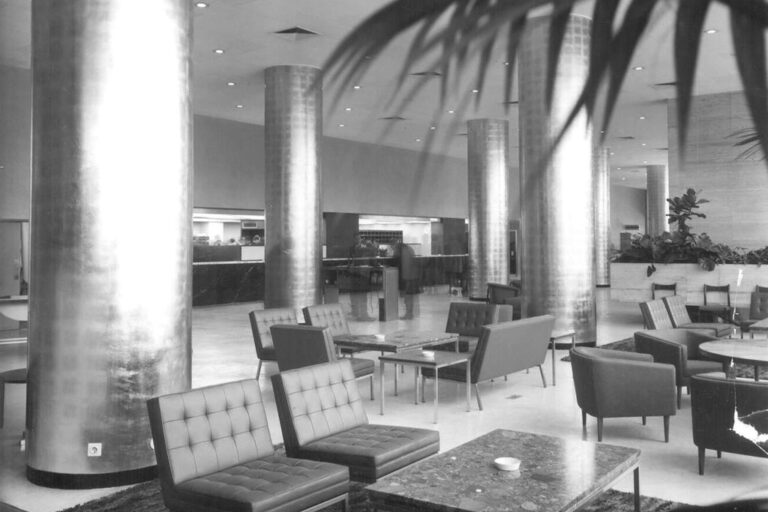 alte Fotoaufnahme einer Hotellobby in Wien, Architektur und Einrichtung der 1960er-Jahre