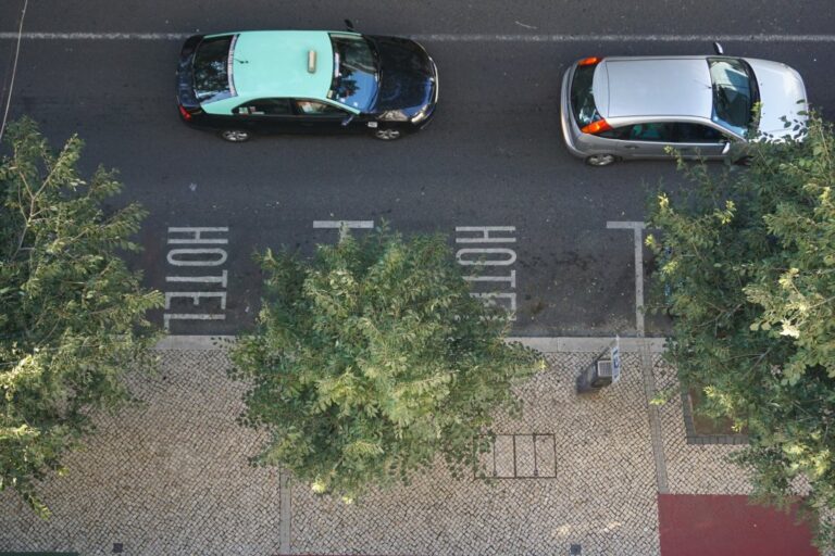 Blick hinunter auf eine Straße in Lissabon