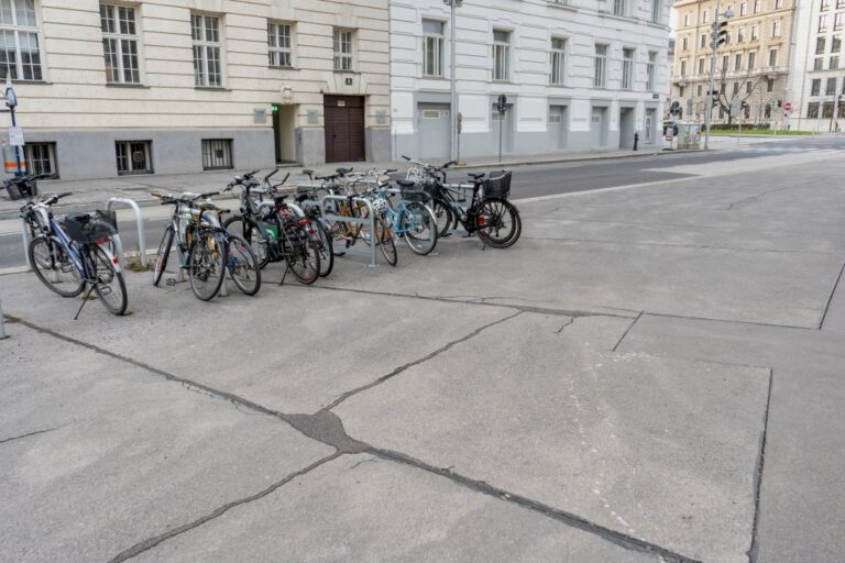abgestellte Fahrräder auf einem Gehsteig in Wien