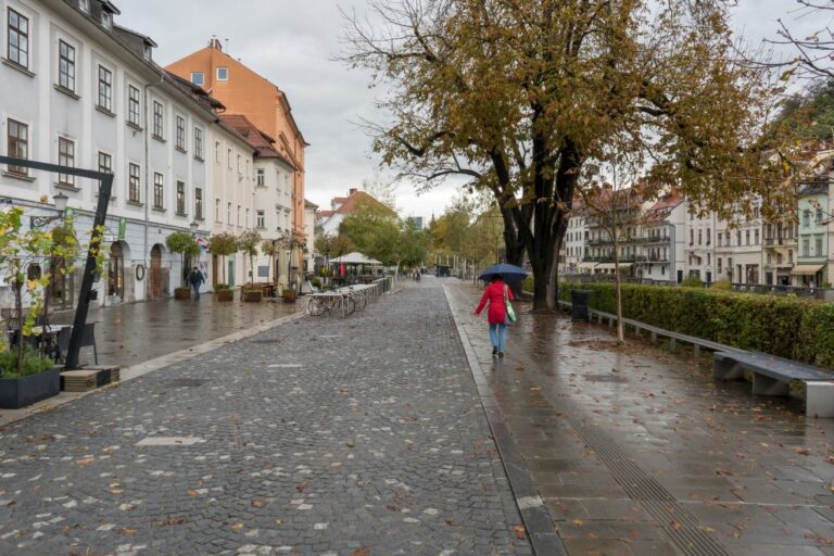 verkehrsberuhigte Straße neben einem Fluss in Ljubljana