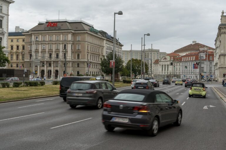 Autos fahren durch die Lothringerstraße über den Schwarzenbergplatz