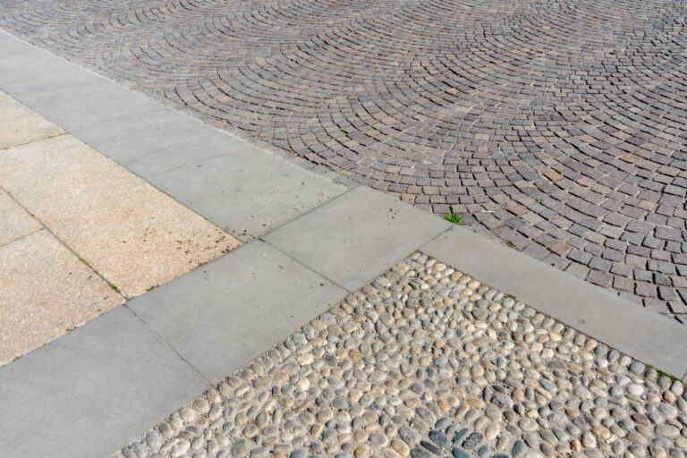 Bodenbeläge auf dem Platz vor einem Friedhof in Mailand