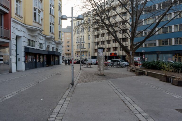 Platz in Wien-Wieden, geschlossenes Theater, Straßenlaterne, Baum, Denkmal