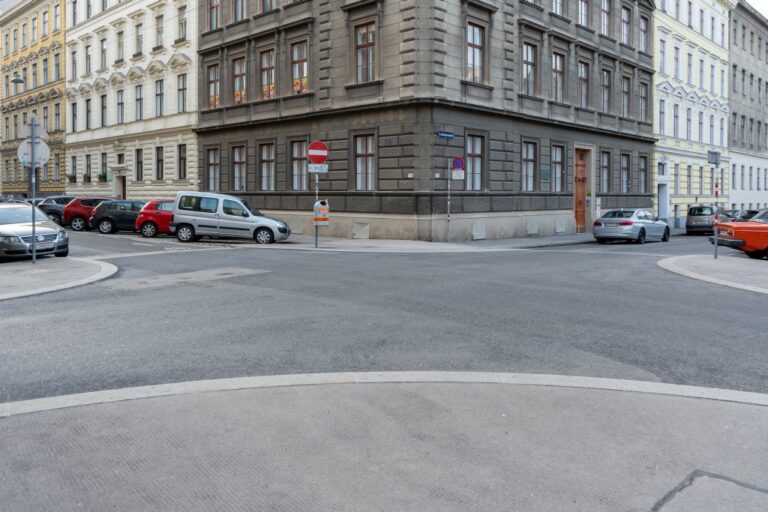 Kreuzung in Wien-Wieden, Gehsteige, Straße, alte Häuser, Autos