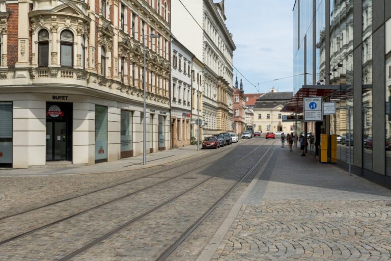 Straße mit Straßenbahnschienen in Olmütz