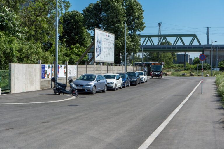 Straße mit parkenden Autos, Bäume, Asphalt, Bahntrasse