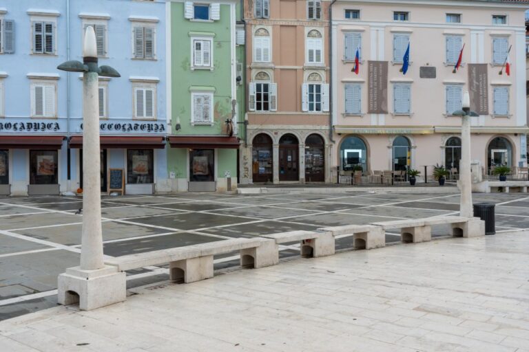 historischer Platz in Piran, alte Häuser, Laternen, Bank