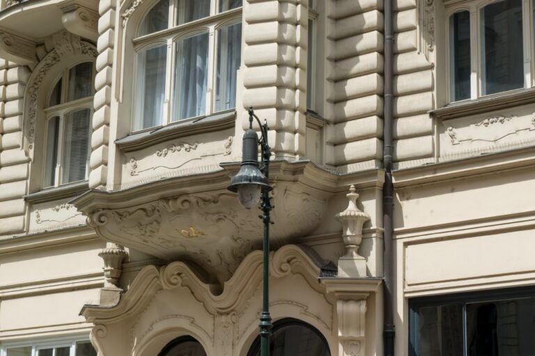 Straßenlaterne vor einem dekorierten Haus in Prag