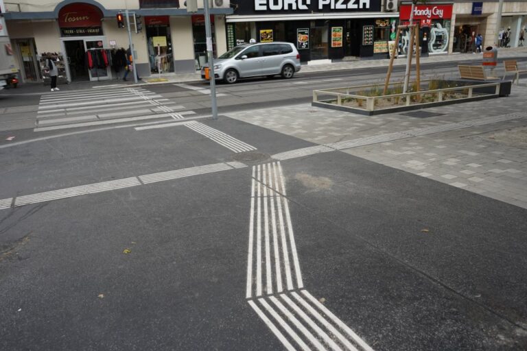 Straße in Ottakring mit Asphalt und Blindenleitsystem