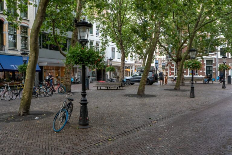 Platz mit Bäumen in der Altstadt von Utrecht