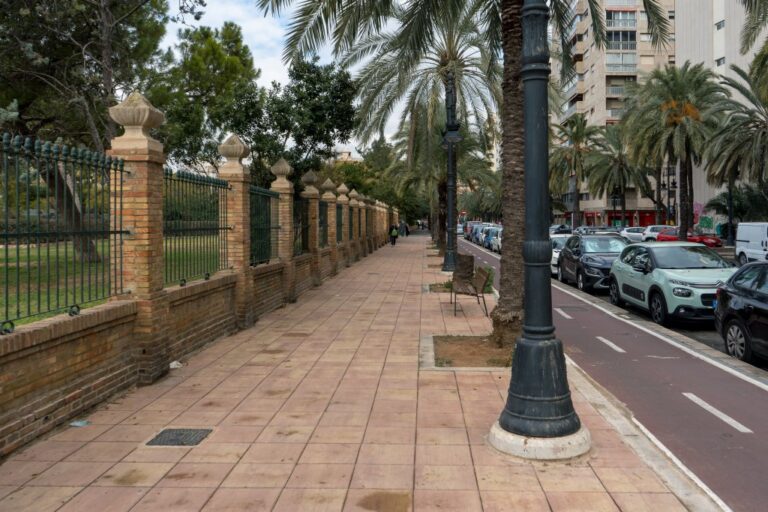 Gehsteig neben der Mauer eines Parks in Valencia