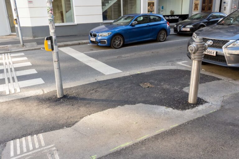 Gehsteig nach Bauarbeiten, Auto, Hydrant, Ampel, Straße