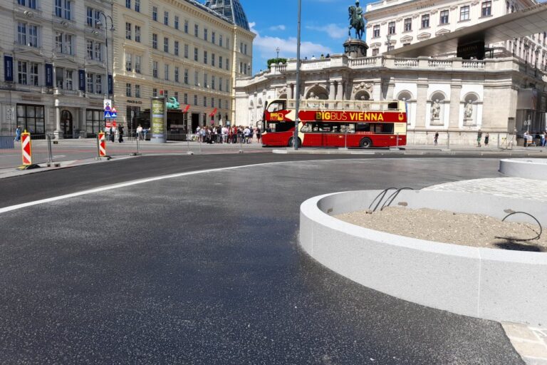 Bauarbeiten im Wiener Stadtzentrum, Touristenbus, Baumscheibe, Asphalt, Albertina