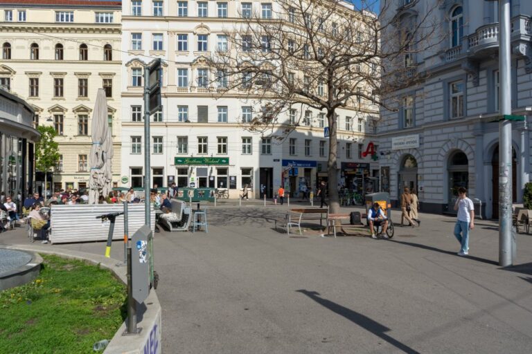 Platz umgeben von Gründerzeithäusern in Wien-Alsergrund