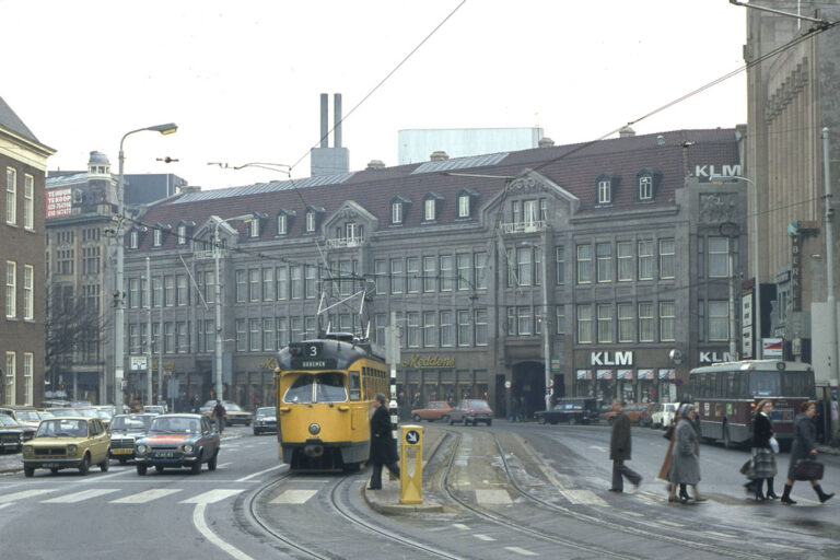 Straße, Straßenbahn, Zebrastreifen, Fußgänger, Autos