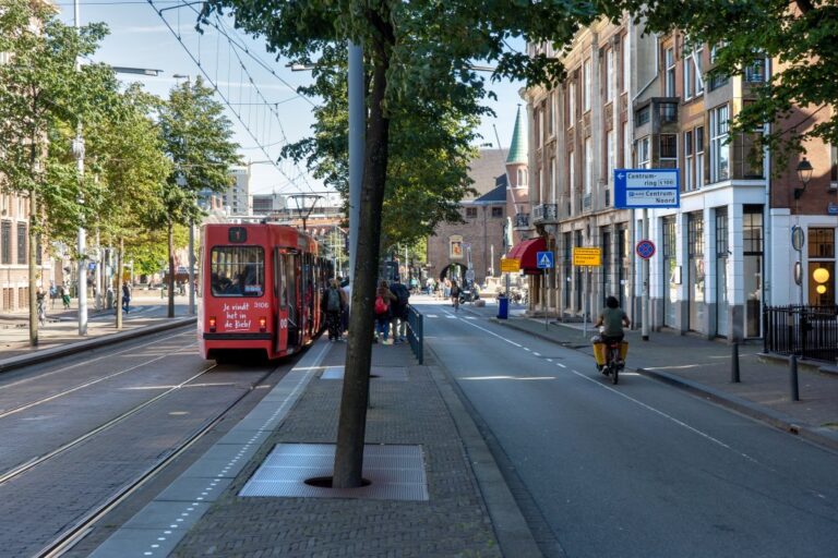 Straßenbahn an einer Haltestelle im Zentrum von Den Haag