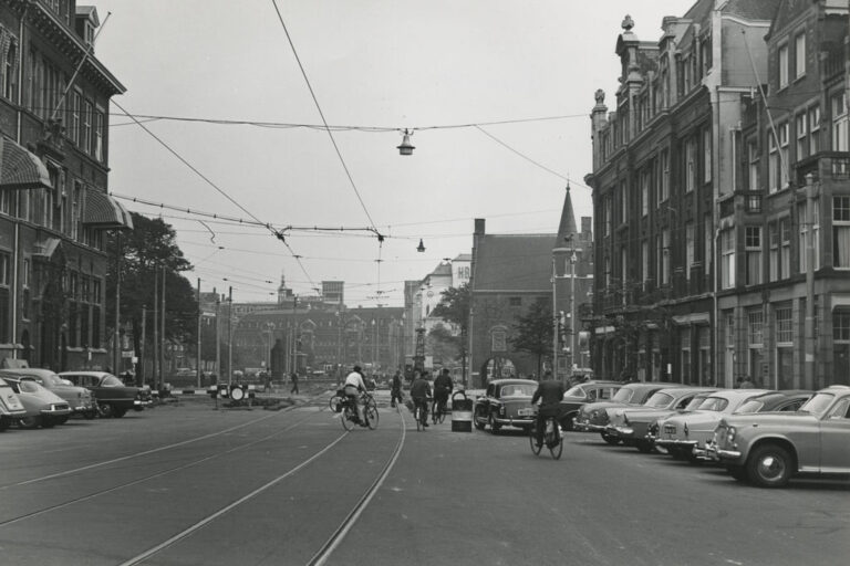 Verkehr auf einer Straße in Den Haag