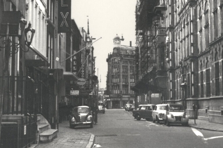 Straße in den Haag, Häuser, Autos
