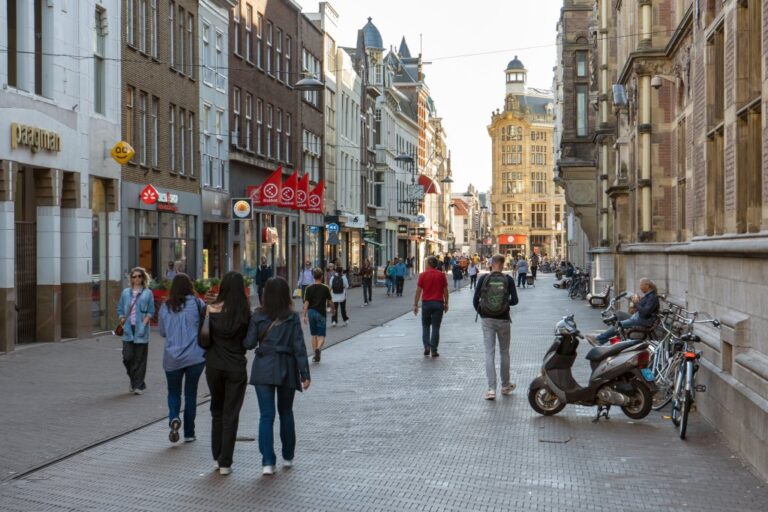 Fußgänger gehen durch eine Fußgängerzone
