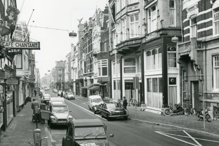Straße in Den Haag mit parkenden Autos