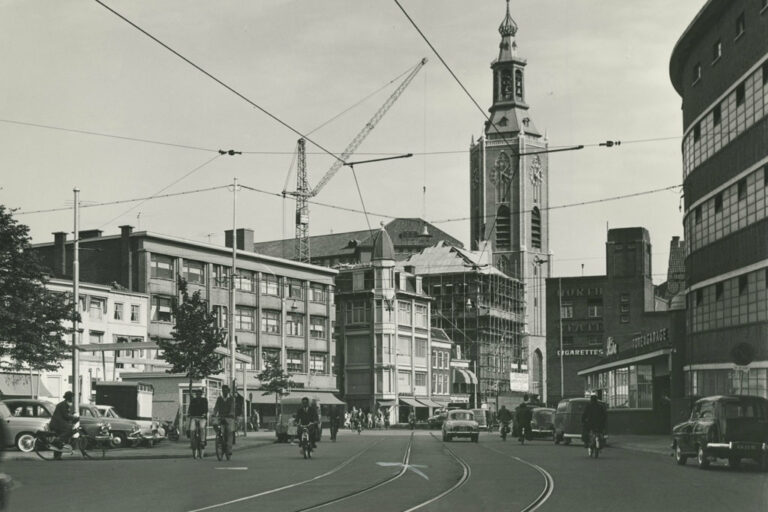 Straße, Schienen, Kirchturm