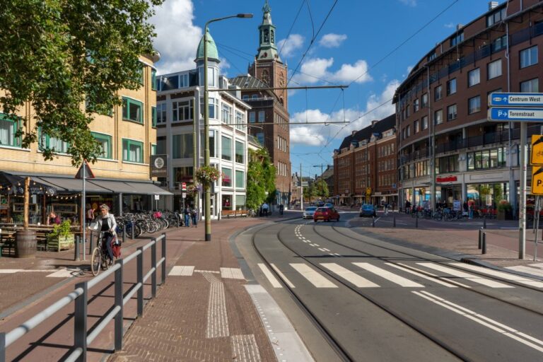 Straße, Schienen, alte Gebäude, Kirchturm