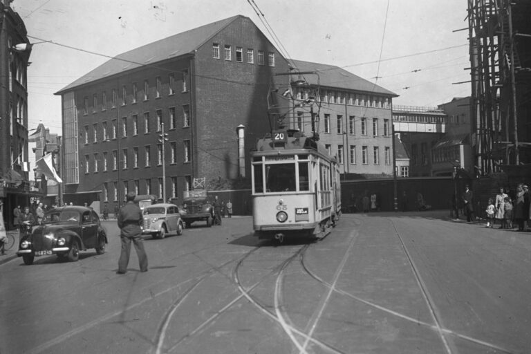 alte Aufnahme einer Tram in Den Haag