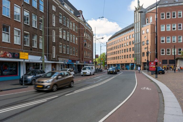 Straße, Autos, Häuser, Radstreifen
