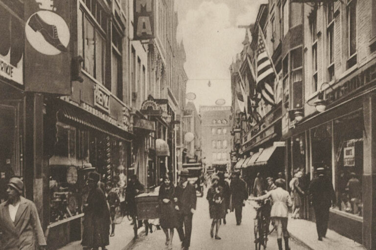 historische Aufnahme einer Straße im Zentrum von Den Haag