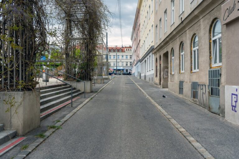 Platz in Wien-Hernals mit Rankgerüst für Pflanzen, Asphalt, Stiegen, Altbauten