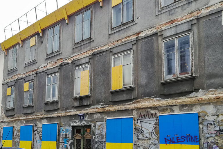 stark schadhafte Fassade eines Hauses mit josephinischem Dekor in Wien-Wieden
