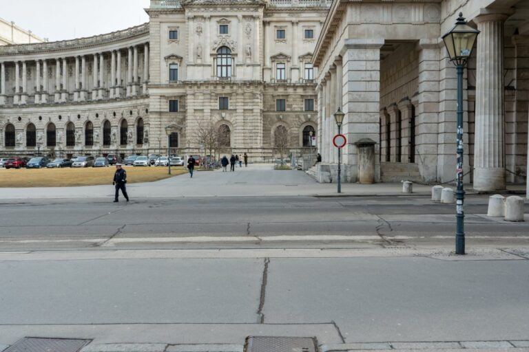 historischer Platz, Straßenlaternen, Neue Hofburg, Corps de Logis, Polizist, parkende Autos