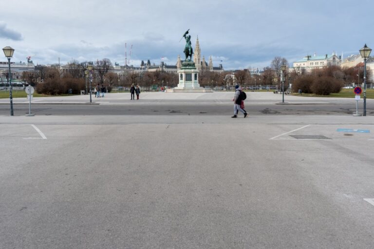 Denkmal, Heldenplatz, Rathaus im Hintergrund
