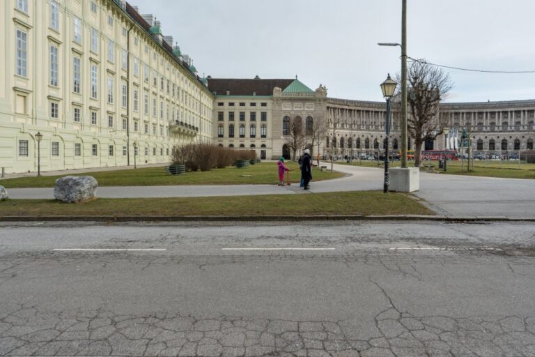 Heldenplatz, Hofburg, Grünfläche, Personen