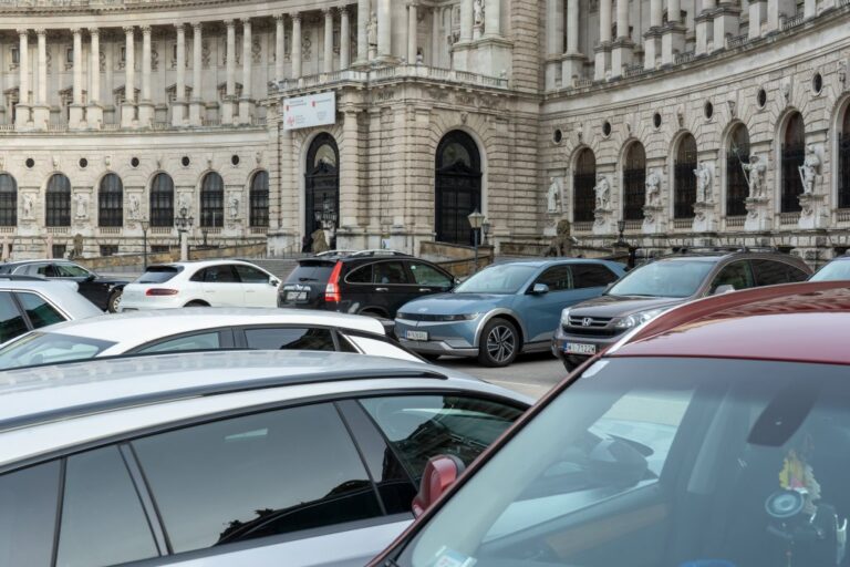 parkende Autos vor einem historischen Monumentalbau