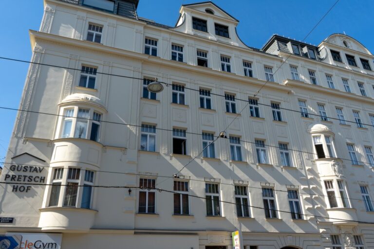 Fassade eines Gründerzeithauses in 1080 Wien