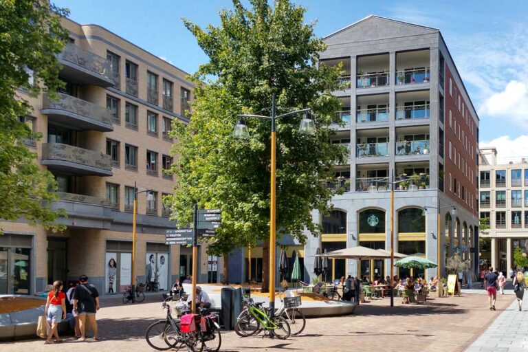 neu gebauter Platz in einem Stadtentwicklungsgebiet von Utrecht