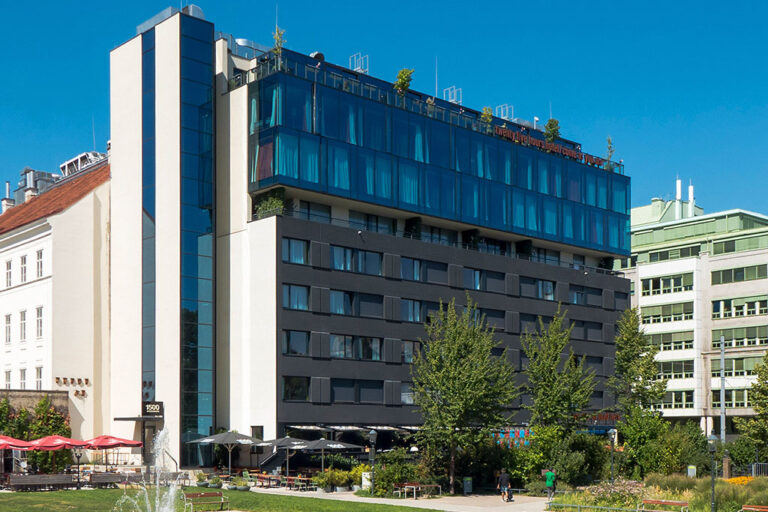 Hotel in Wien, Park, Nachkriegsarchitektur mit Aufstockung