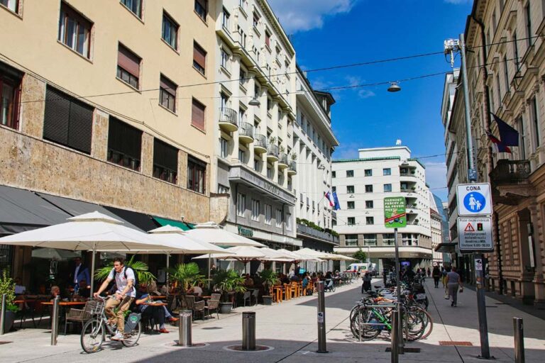 Radfahrer fährt durch eine Fußgängerzone, versenkbare Poller