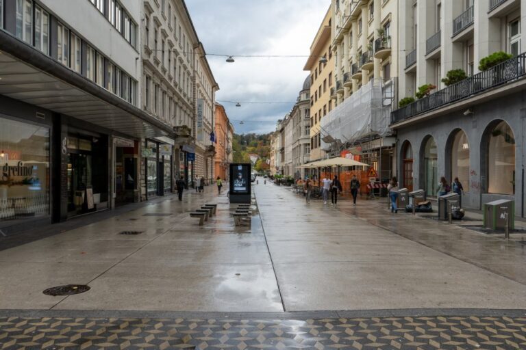 verkehrsberuhigte Straße in Ljubljana mit Blick auf einen Park