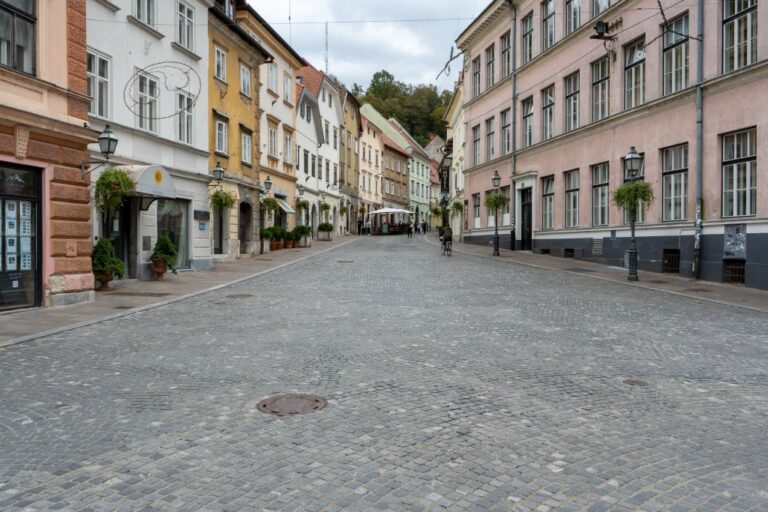 Platz in Ljubljana mit alten Häusern