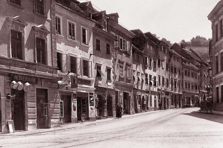 historische Aufnahme eines Platzes in Ljubljana, kleine Häuser