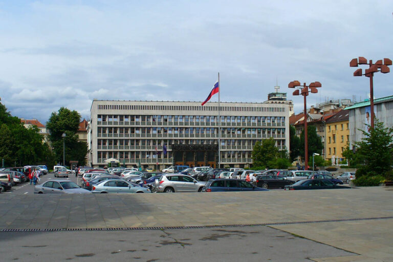 Platz vor dem slowenischen Parlament, Architektur der Nachkriegszeit