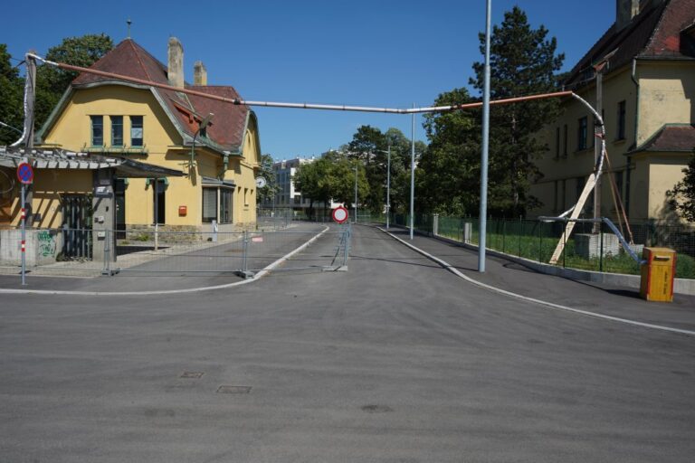 Straße in einem Stadtentwicklungsgebiet in Wien-Floridsdorf, Gebäude eines historischen Gaswerks