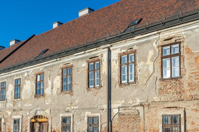 schadhafte Fassade des Meierhofs von Schloss Neugebäude