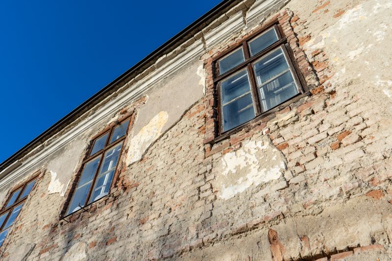 Mehr über den Artikel erfahren Nebengebäude von Schloss Neugebäude verfällt